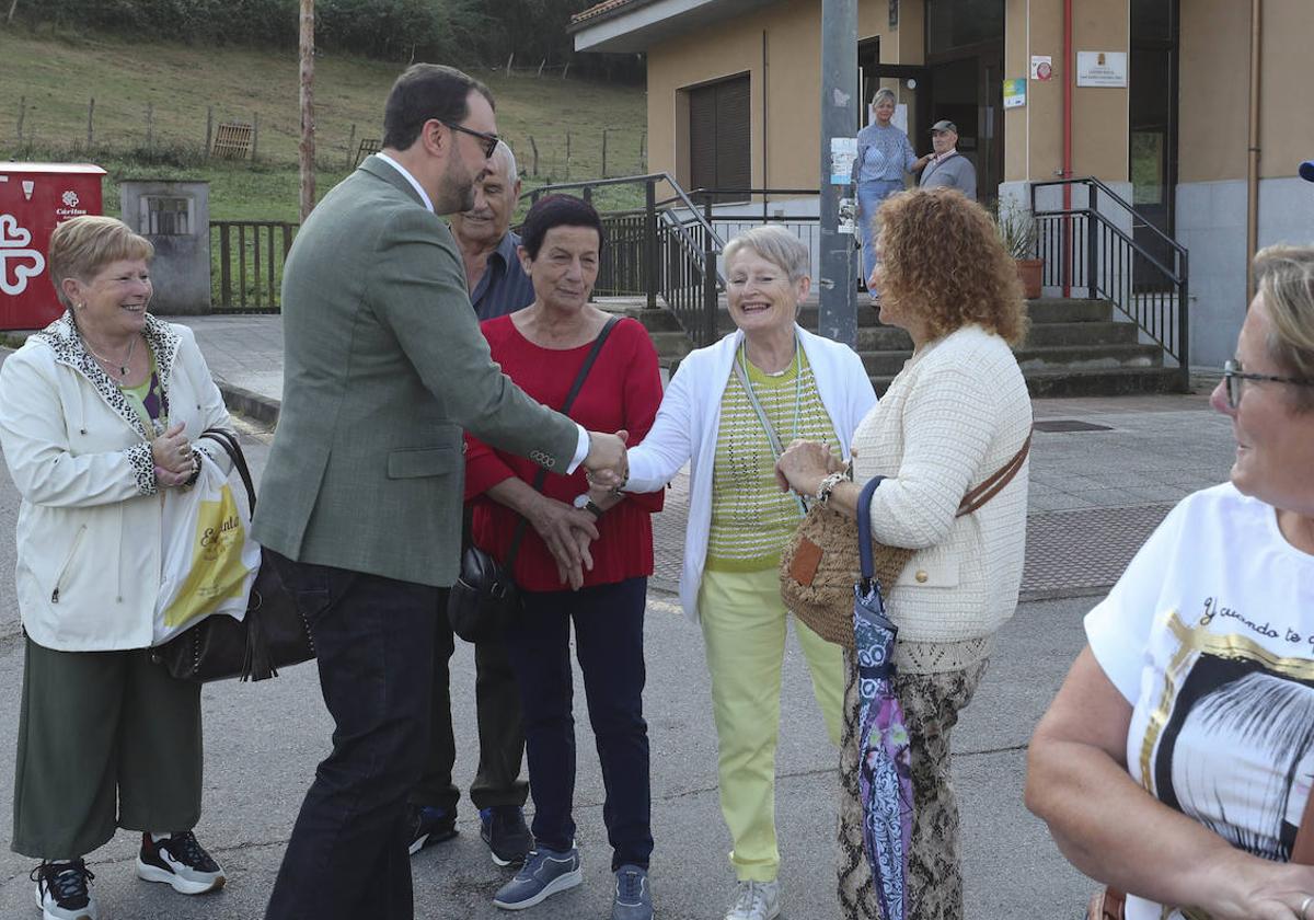 El presidente, durante su visita a Bimenes con motivo del Consejo de Gobierno.