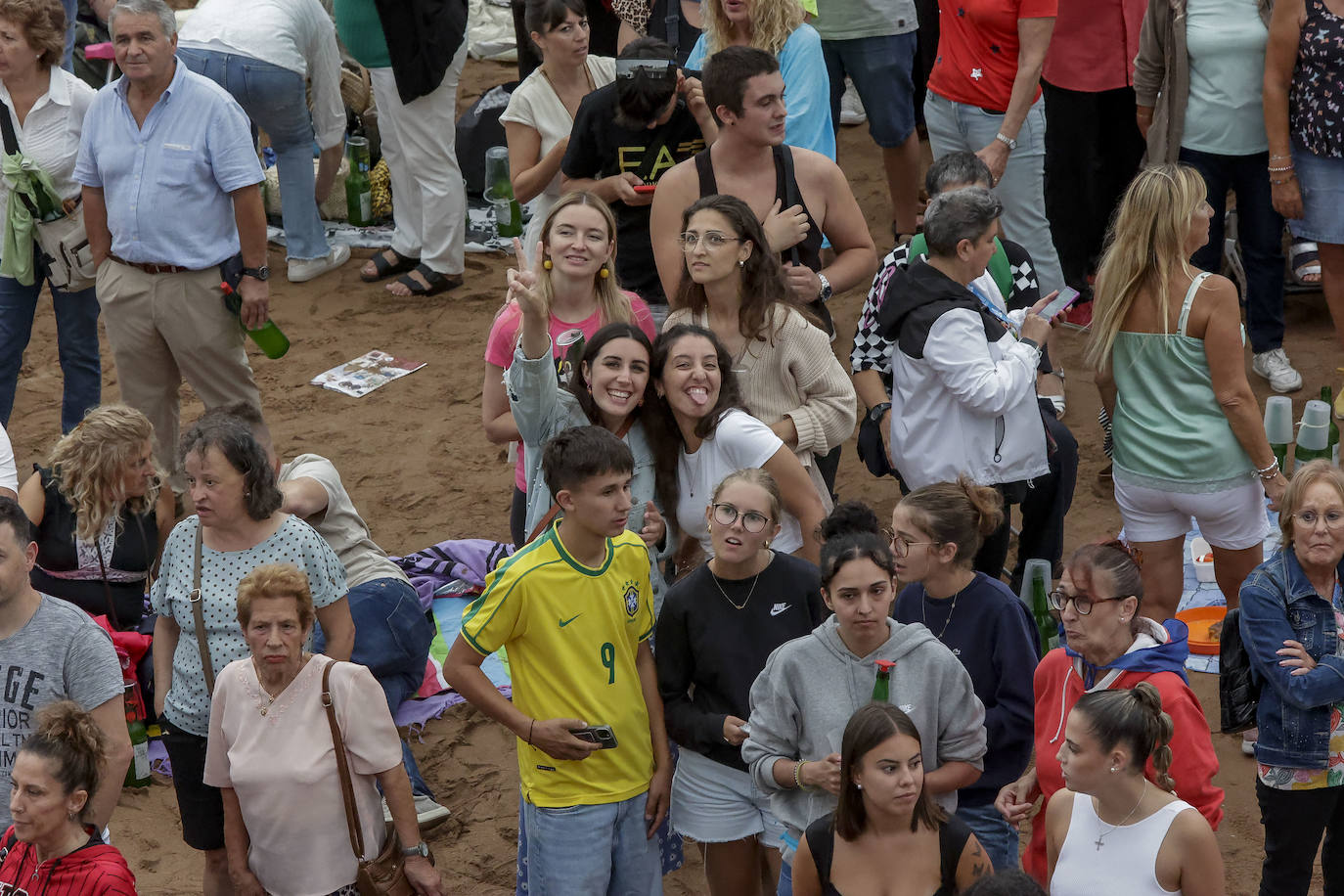 ¿Estuviste intentando batir el récord de escanciado de Gijón? ¡Búscate!