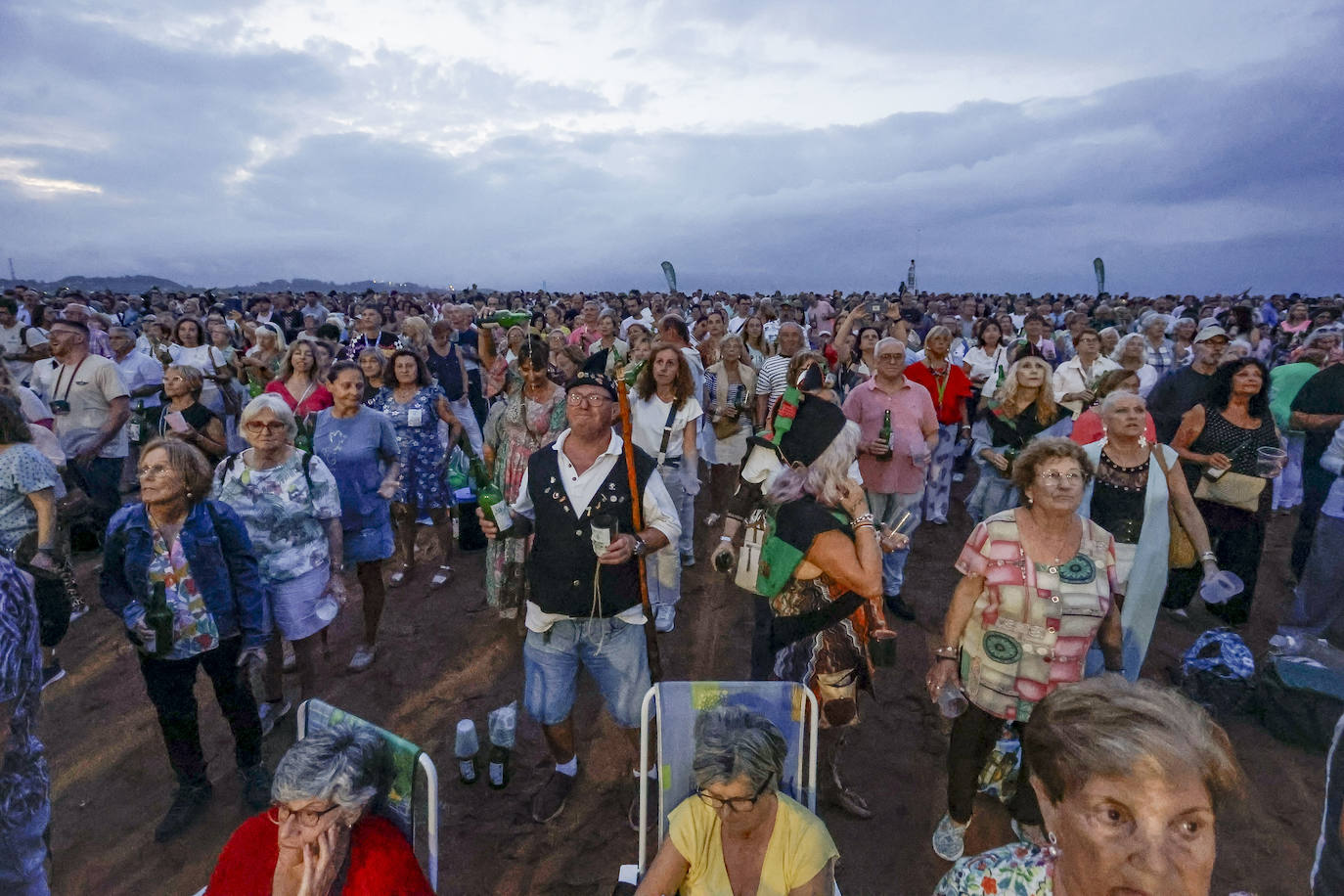 ¿Estuviste intentando batir el récord de escanciado de Gijón? ¡Búscate!