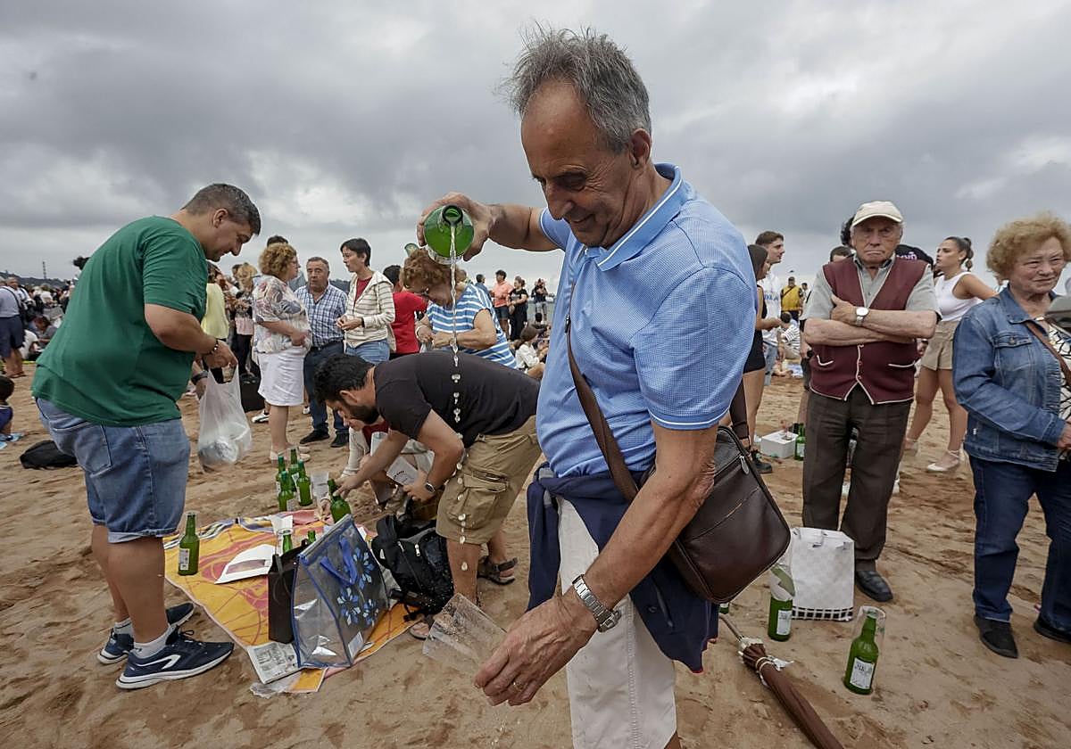 El mal tiempo frustra el récord del escanciado de sidra de Gijón