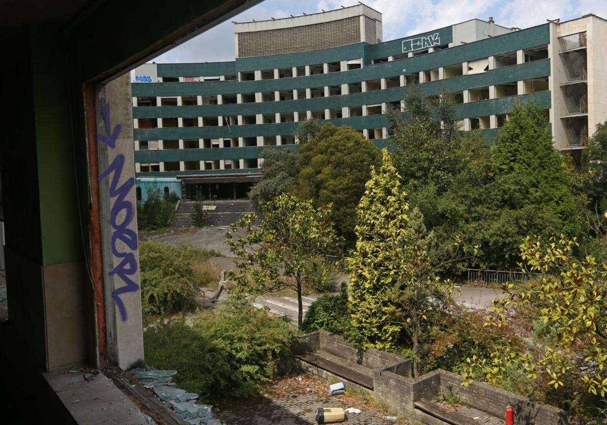 El antiguo edificio de Maternidad del viejo HUCA, un esqueleto ya que han desvalijado hasta las ventanas.