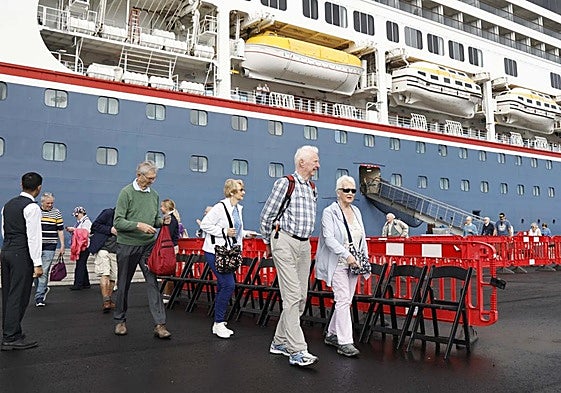 Pasajeros del crucero 'El Bolette', que partió de Liverpool con 1.128 turistas británicos a bordo, a su llegada a Gijón al inicio del verano.