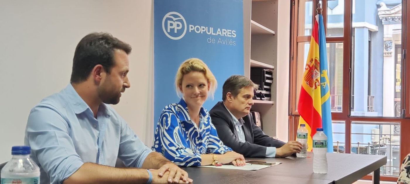 De izquierda a derecha, Álvaro Queipo, Estefanía Rodríguez y Pedro de Rueda en la sede de Avilés.