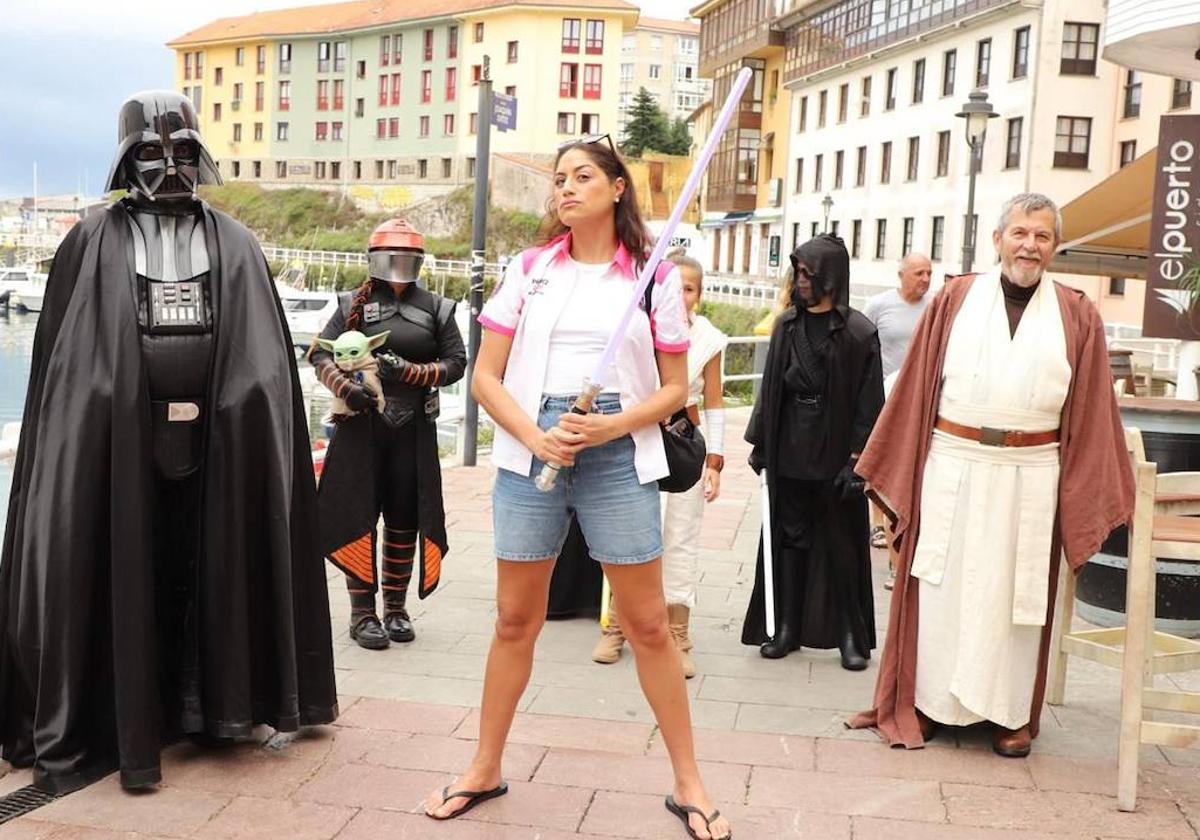 Samantha Alleyne con miembros de la Orden 66, la asociación asturiana autorizada por Disney para respresentar a Star Wars.