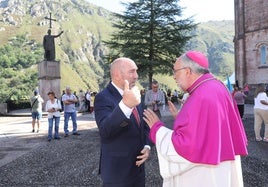 El presidente de la Junta General del Principado Juan Cofiño conversa con el arzobispo de Oviedo, Jesús Sanz Montes, a la entrada de la Basílica de Covadonga antes de la misa en honor a la Santina celebrada el pasado año.