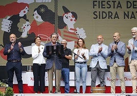 José Cardín, premio Tonel de Oro 2024, ayer, sobre el escenario ubicado en la plaza Mayor, agradeciendo el galardón en presencia de una amplia representación política.