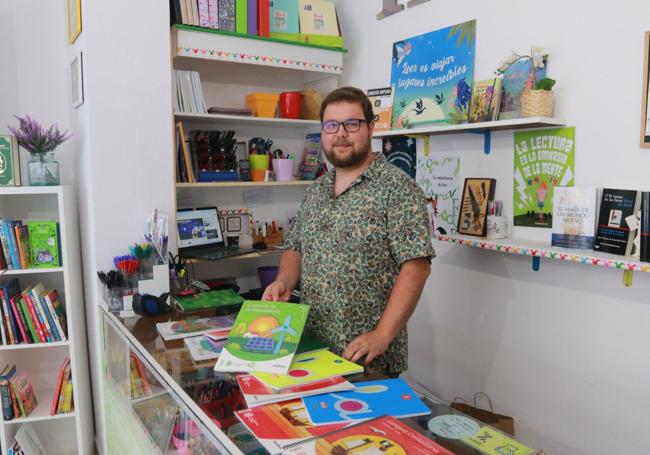 Librería La Imperia. Su dueño, Antón Pérez, enseña algunos libros.