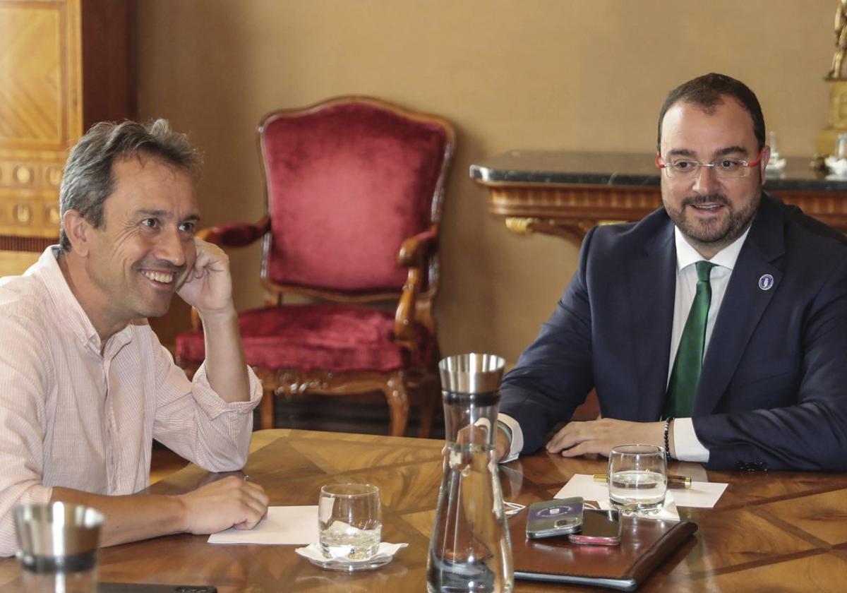 Ovidio Zapico (IU-Convocatoria por Asturies) y el presidente del Principado, Adrián Barbón (PSOE), tras firmar, en julio de 2023, el acuerdo de Gobierno de coalición en Asturias.