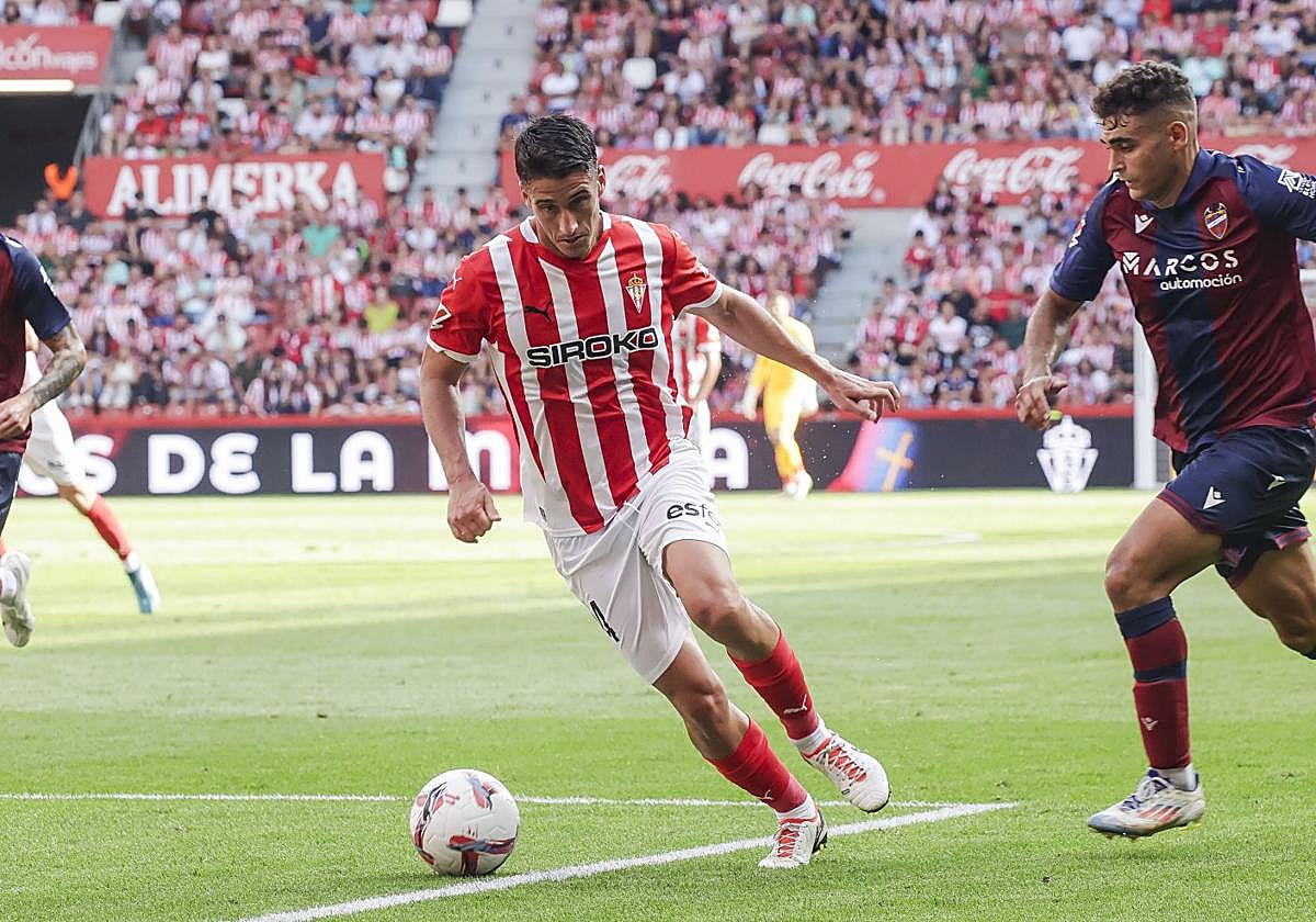 Lander Olaetxea, en una acción del partido contra el Levante.