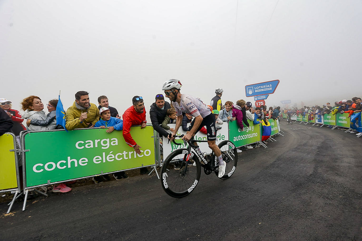 Asturias, escenario ciclista: las imágenes de la Vuelta en la llegada al Cuitu Negru