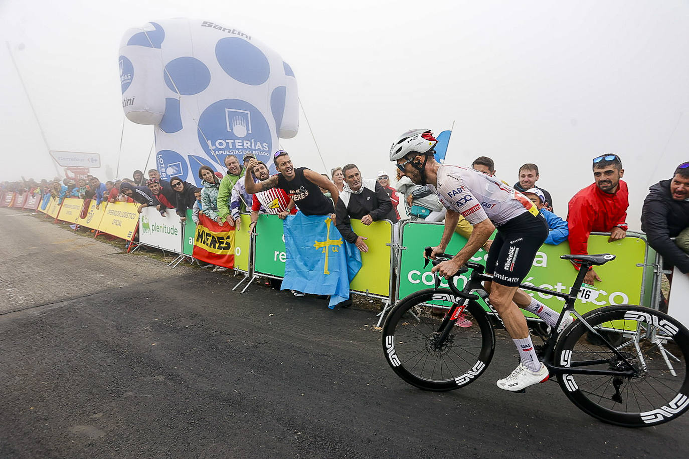 Asturias, escenario ciclista: las imágenes de la Vuelta en la llegada al Cuitu Negru