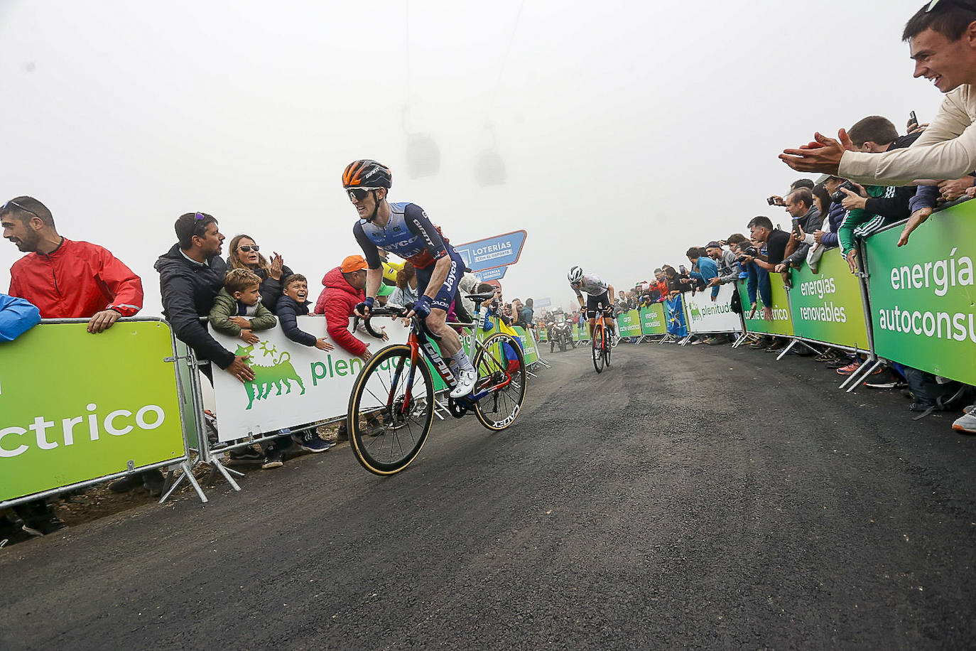 Asturias, escenario ciclista: las imágenes de la Vuelta en la llegada al Cuitu Negru