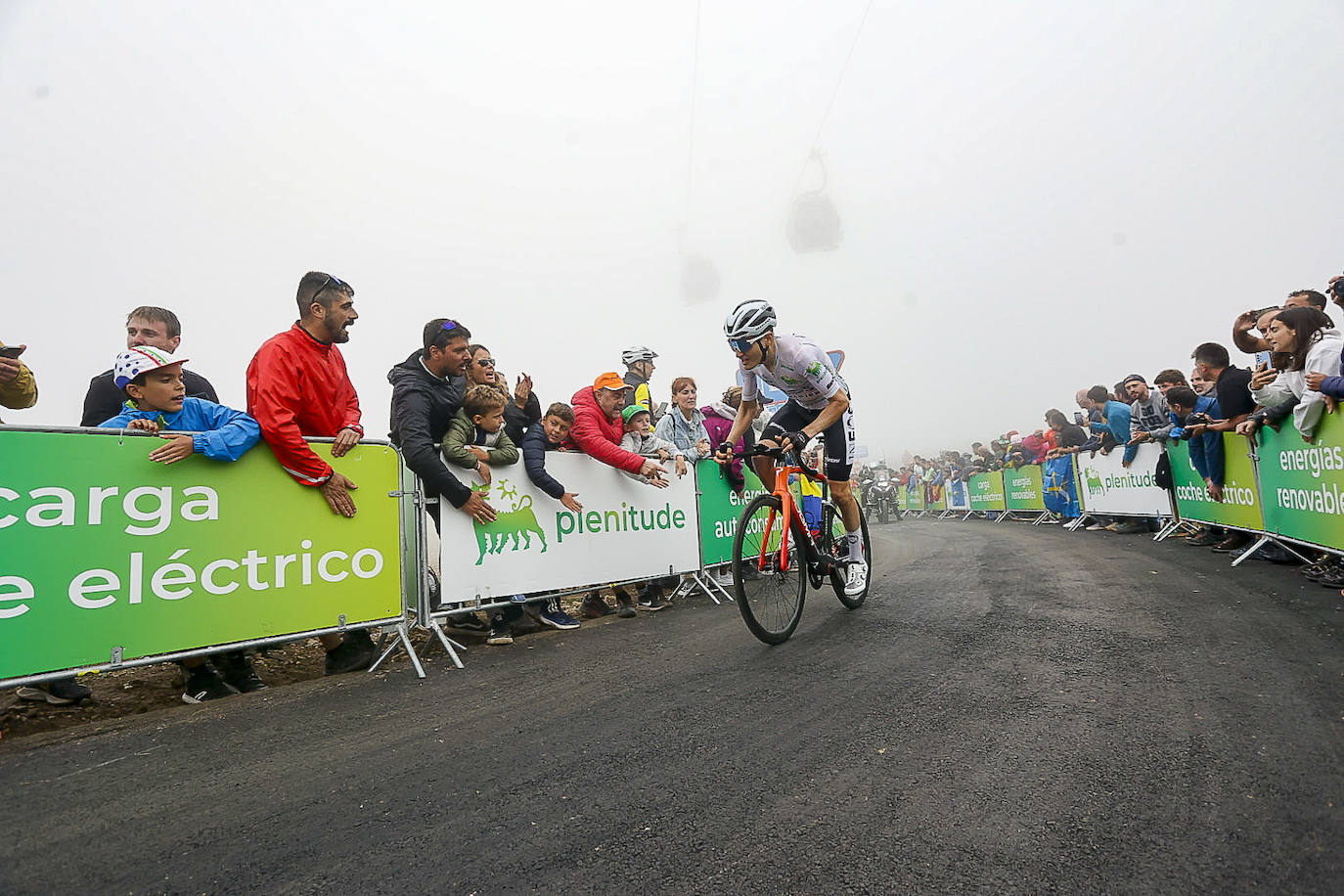 Asturias, escenario ciclista: las imágenes de la Vuelta en la llegada al Cuitu Negru