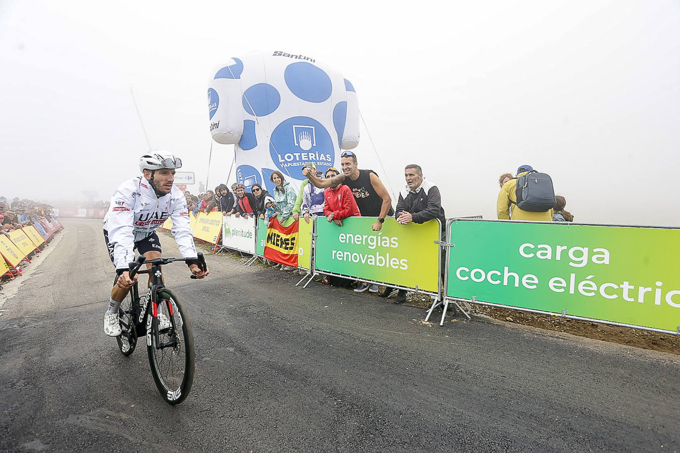 Asturias, escenario ciclista: las imágenes de la Vuelta en la llegada al Cuitu Negru