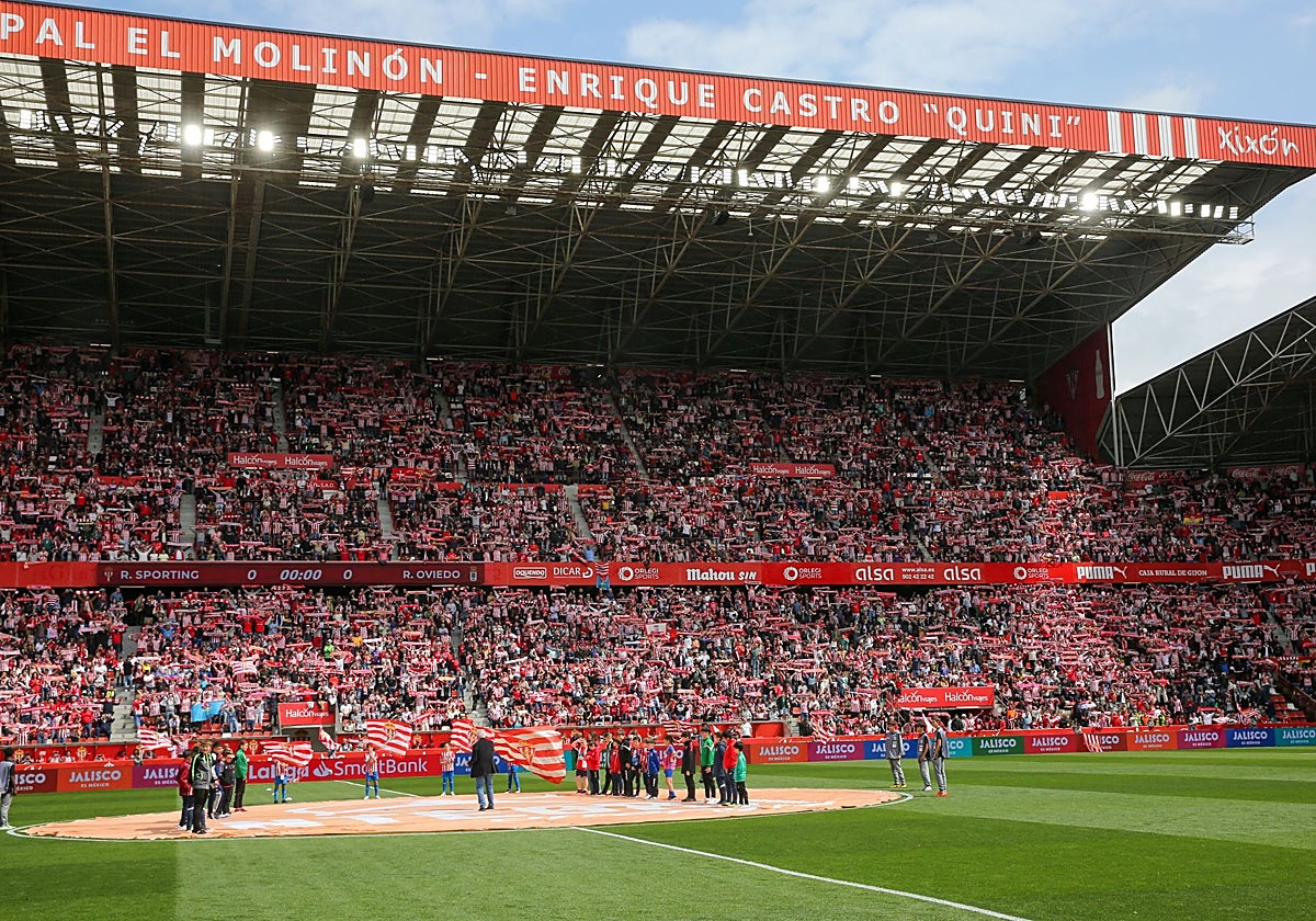 El Molinón, con la grada llena, antes del inicio de uno de los últimos derbis.