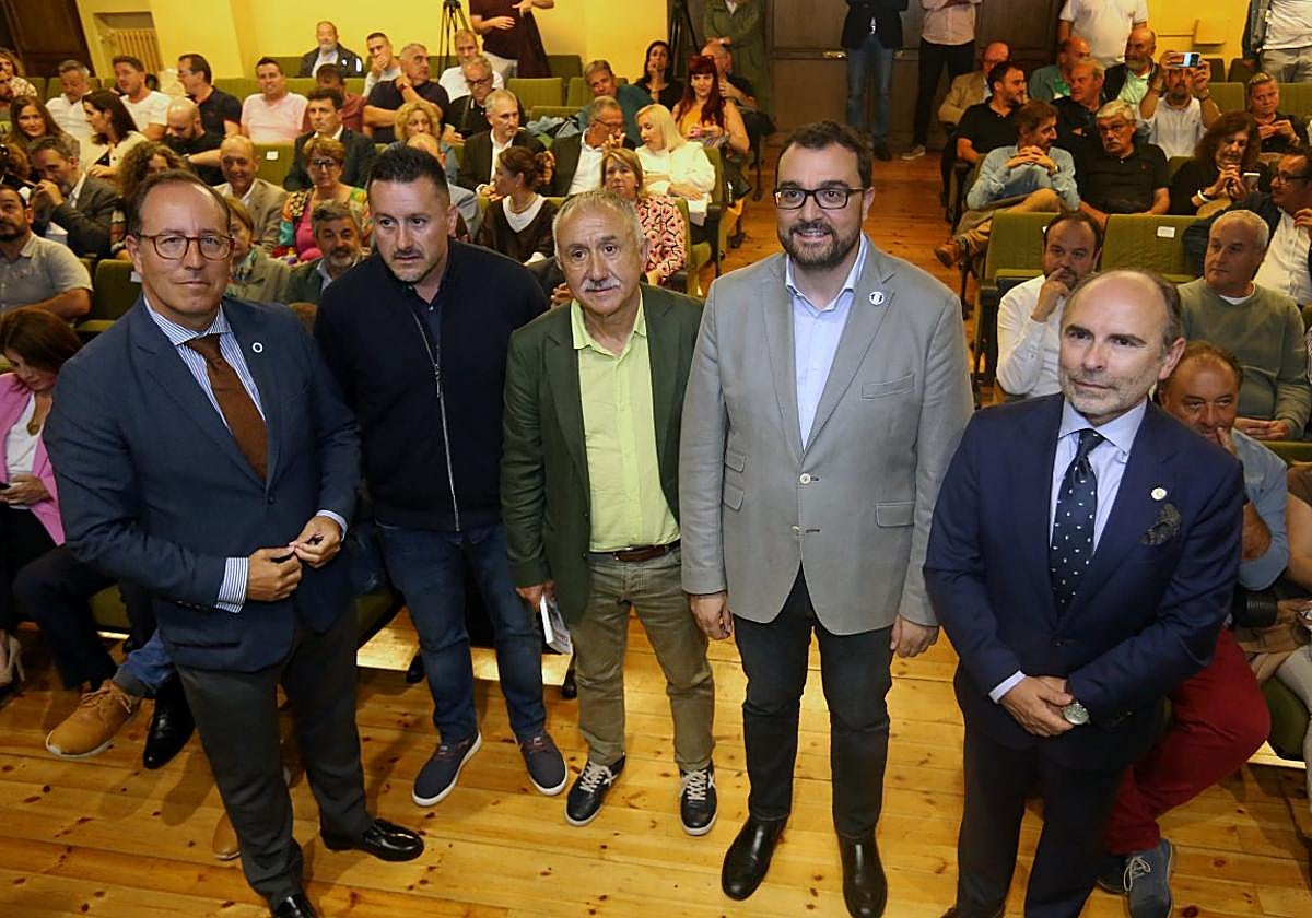 De izquierda a derecha: el teniente de alcalde de Oviedo, Mario Arias; el secretario general de UGT Asturias, Javier Fernández Lanero; el secretario general de UGT confederal, Pepe Álvarez; el presidente del Principado de Asturias, Adrián Barbón; y el rector de la Universidad de Oviedo Ignacio Villaverde, ayer, en la sede de UGT en Oviedo.