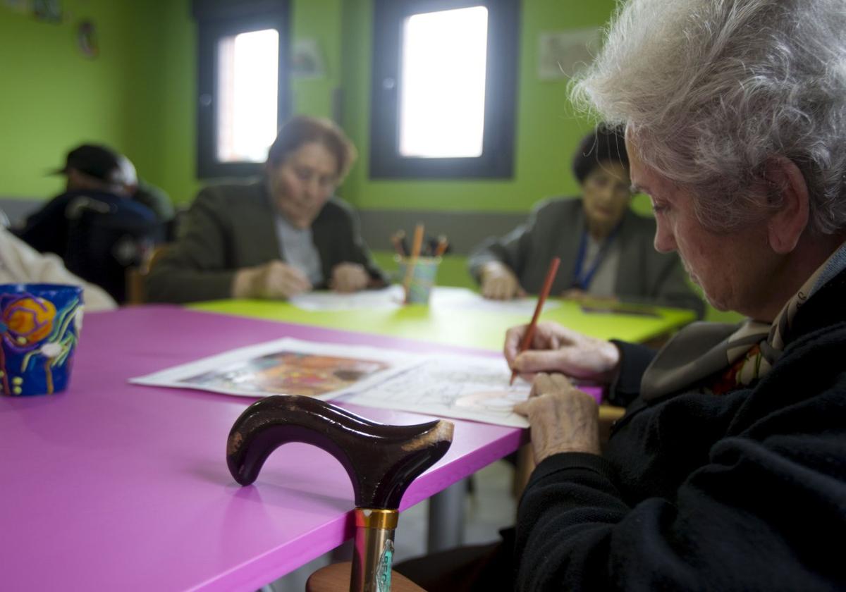 Varias usuarias de una residencia geriátrica privada participan en una actividad ocupacional durante la mañana.