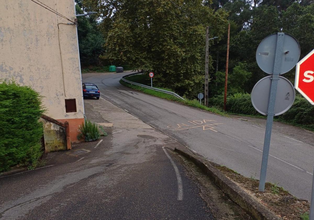 Pintadas en la carretera de Somió en la que se lee la palabra 'Salida'.