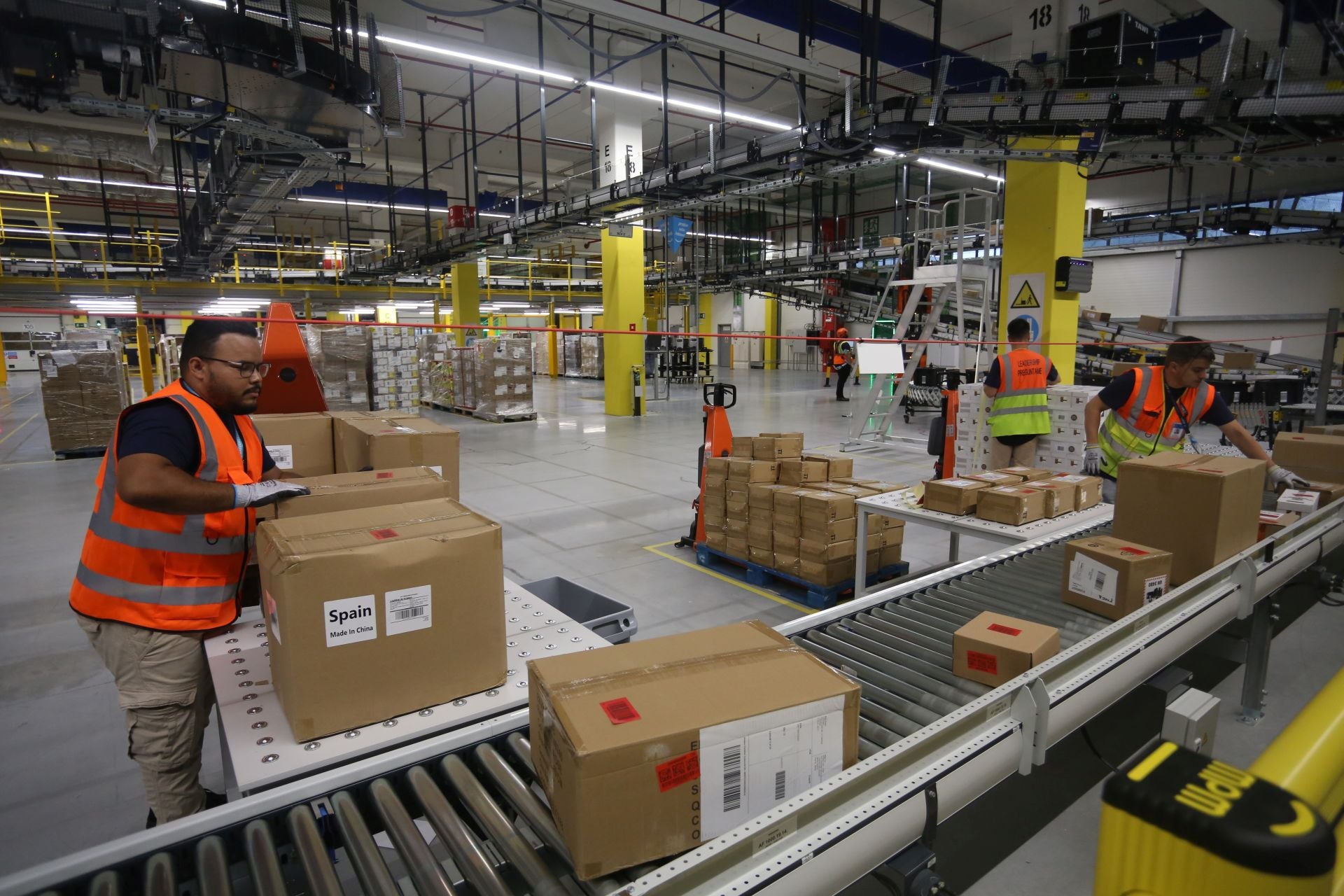 El nuevo centro de Amazon en Asturias, desde dentro