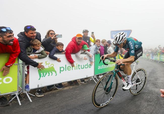 Seguidores animan al ganador de la etapa, Castrillo.