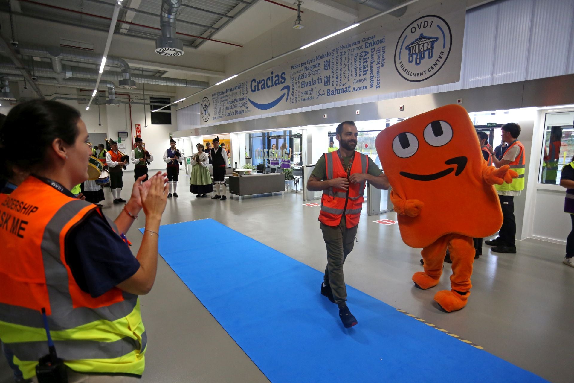 Al son de la gaita: así recibió Amazon a sus trabajadores en Siero