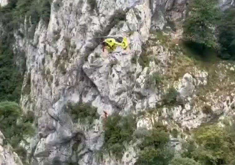 El complicado rescate del montañero en Cabrales.