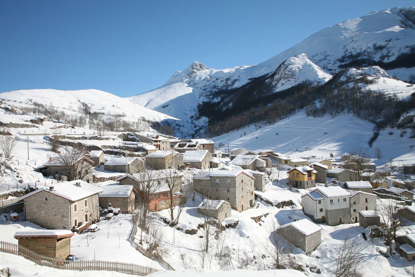 En el corazón de los Picos de Europa: Sotres, un pueblo de altura y de postal