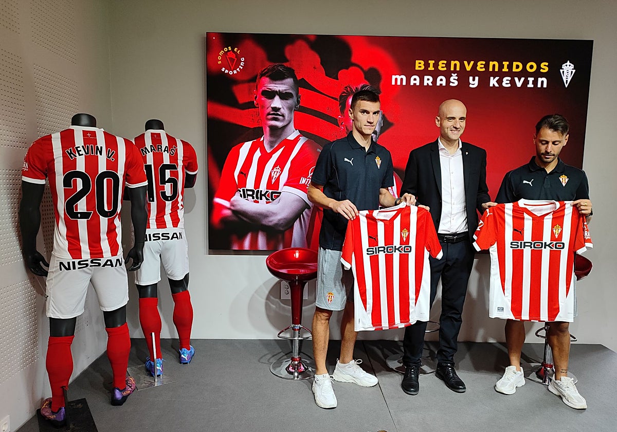 David Guerra, entre Niko Maras y Kevin Vázquez, que fueron presentados hoy.