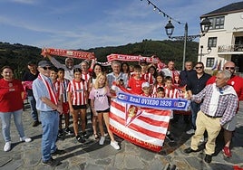 Vecinos de Santa Eulalia ylos alcaldes de los Oscosmuestran sus colores.