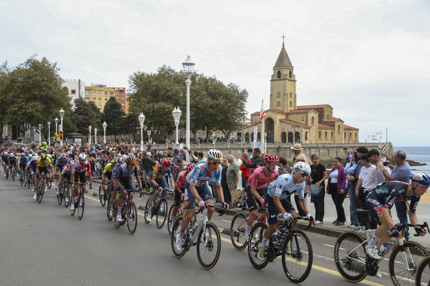 El pelotón a su paso por el Muro con la iglesia de San Pedro al fondo.