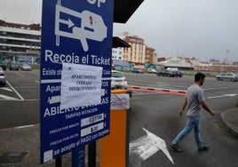 Ayer, a las 22 horas, se consumó el cierre definitivo del parking de Peritos, en el barrio de Laviada, con 260 plazas de aparcamiento.