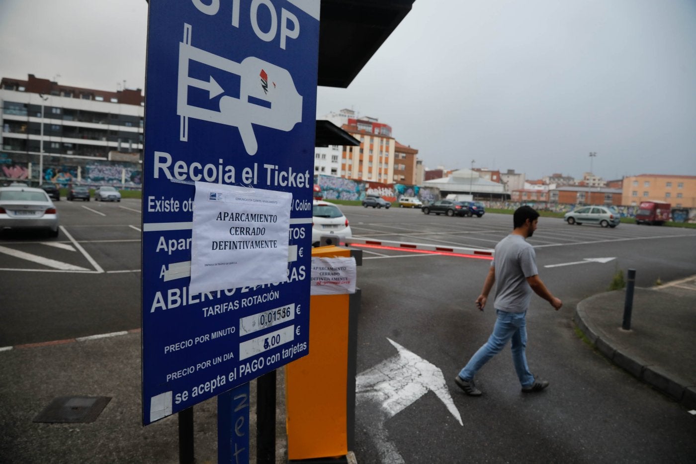 Ayer, a las 22 horas, se consumó el cierre definitivo del parking de Peritos, en el barrio de Laviada, con 260 plazas de aparcamiento.