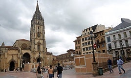 El montaje de las casetas hosteleras de San Mateo en la plaza de la Catedral.
