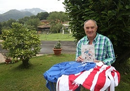 José Ángel Muñiz Mangas, con su libro y camisetas históricas de Oviedo y Sporting.