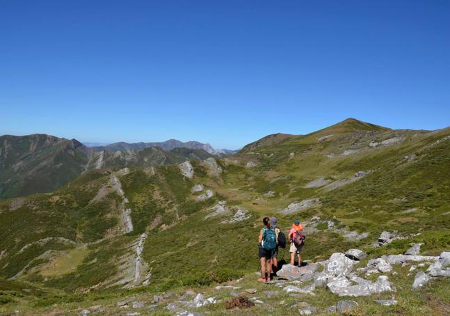 Acercar a más mujeres a la montaña, crear una red de apoyo, romper con estereotipos y ofrecer un entorno seguro y de confianza son algunos de los objetivos del programa «Mujer y Montaña» de la FEMPA, abierto a todas las interesadas