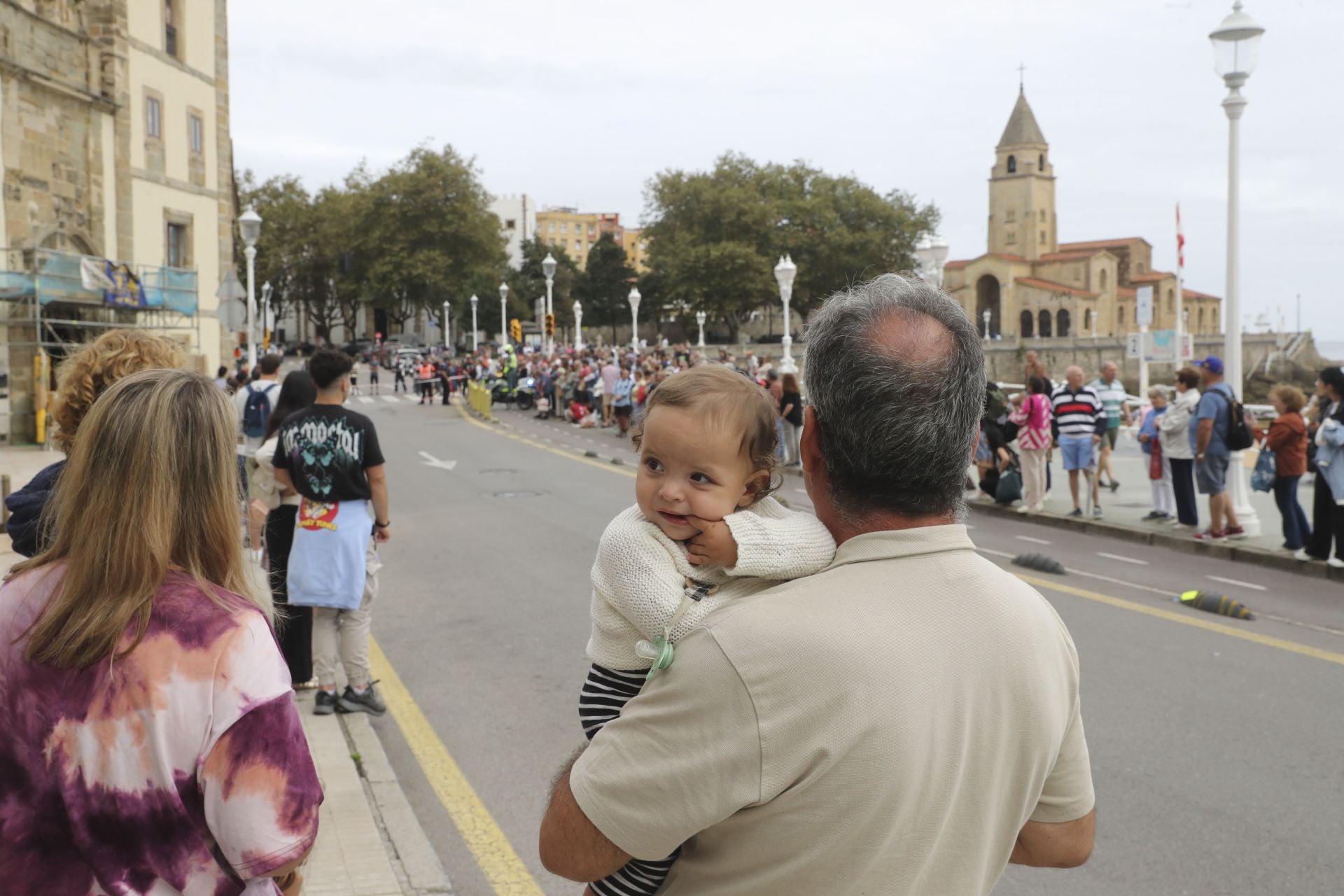 Las imágenes que deja La Vuelta: la salida en Luanco y su paso por Gijón