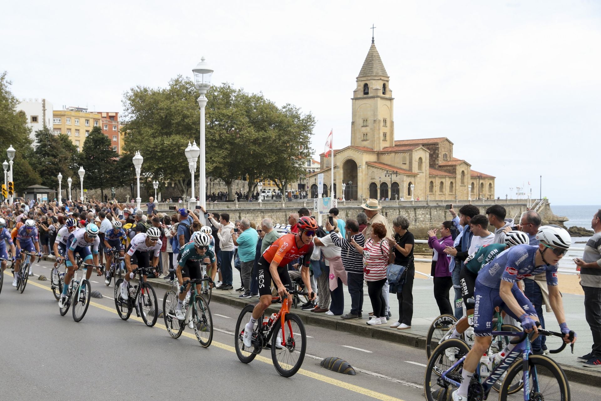 Las imágenes que deja La Vuelta: la salida en Luanco y su paso por Gijón