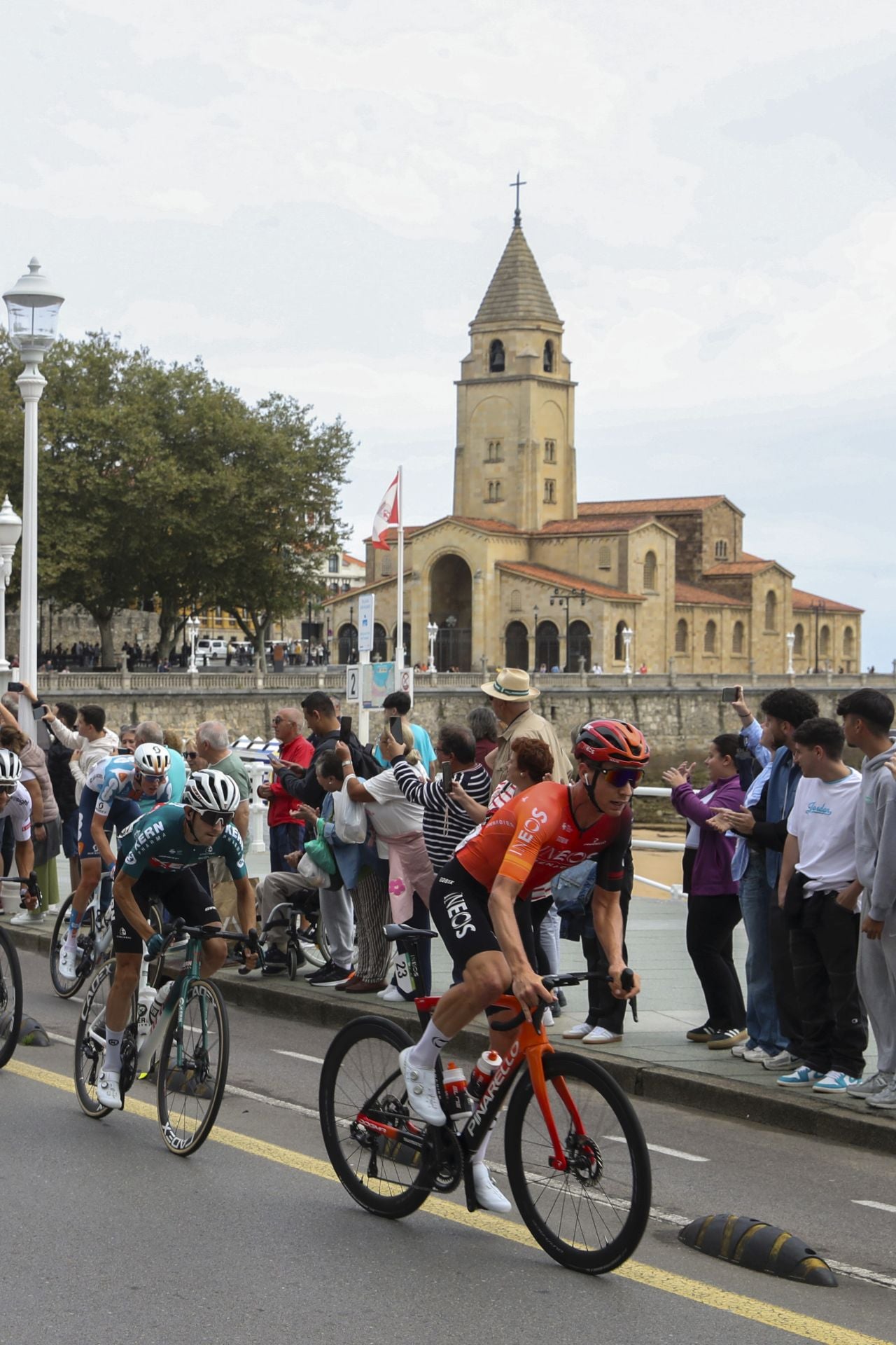 Las imágenes que deja La Vuelta: la salida en Luanco y su paso por Gijón