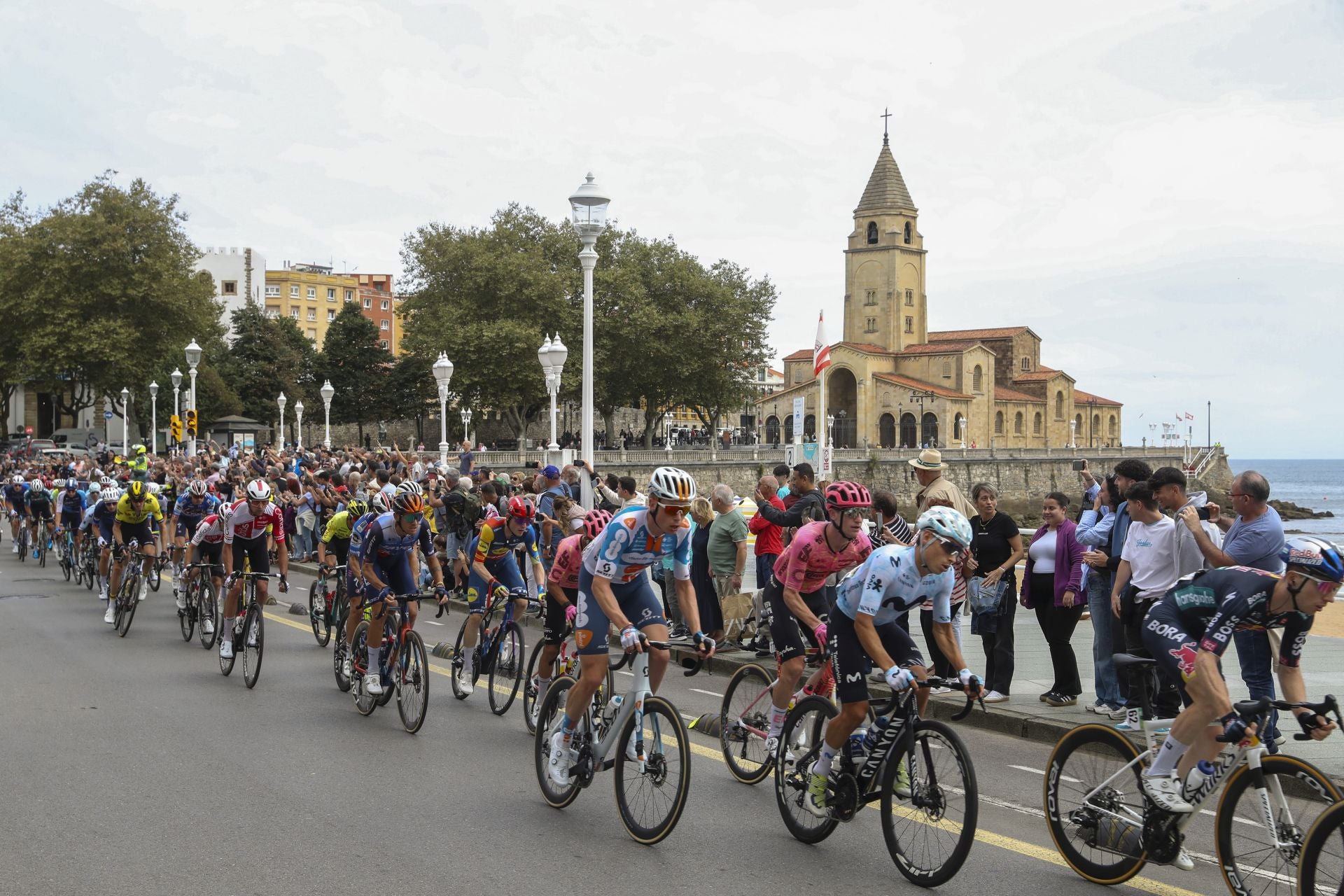 Las imágenes que deja La Vuelta: la salida en Luanco y su paso por Gijón