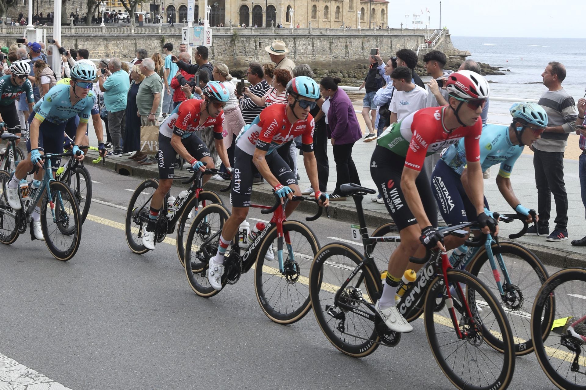 Las imágenes que deja La Vuelta: la salida en Luanco y su paso por Gijón