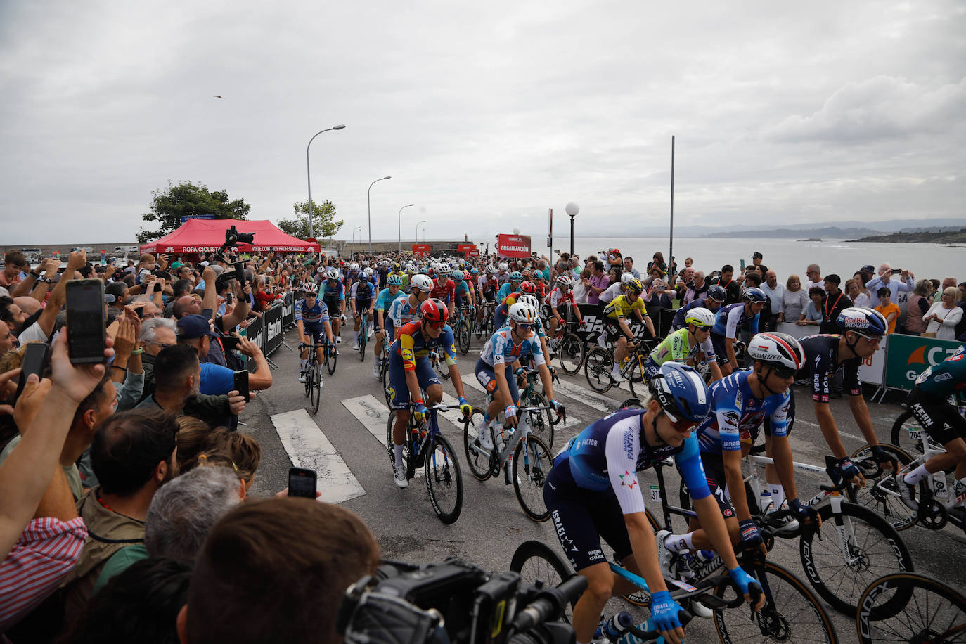 Las imágenes que deja La Vuelta: la salida en Luanco y su paso por Gijón