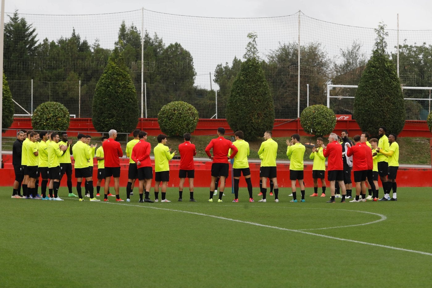 Los jugadores del Sporting, bromeando, en un círculo, antes del inicio del entrenamiento de ayer en Mareo.