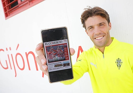 Nacho Méndez, ayer, sujetando un móvil con la portada de EL COMERCIO del último derbi, con la fotografía de la celebración de su gol.