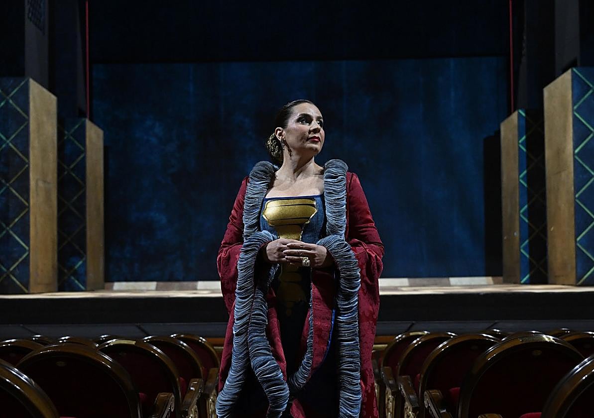 Sabina Puértolas, en Oviedo, caracterizada como Anna Bolena.