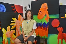 Ruth Álvarez con algunas de las obras que a partir de hoy podrán verse en la Sala Borrón.