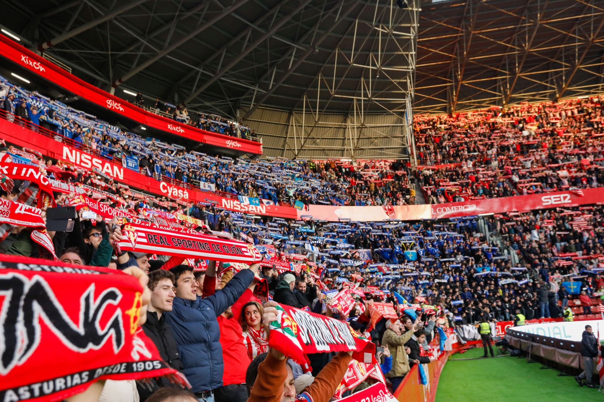 Aficionados del Real Oviedo, en la grada para los seguidores visitantes en el último derbi en El Molinón.