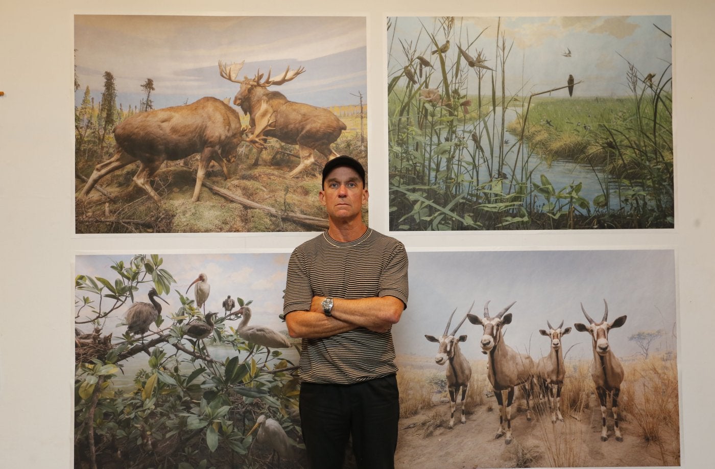 Sasha Asensio delante de algunas de las fotografías de la exposición.