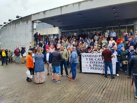 Protesta, ayer, ante el Hospital Valle del Nalón.