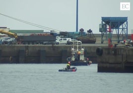 Vídeo: la caída de dos grúas en el puerto de Gijón acaba con la vida de dos trabajadores