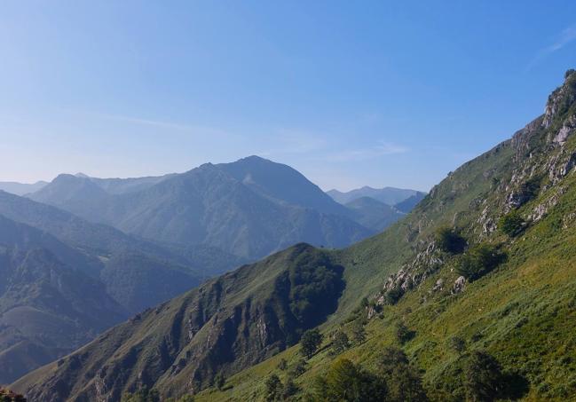 El pico Retriñón desde la majada Llampeces